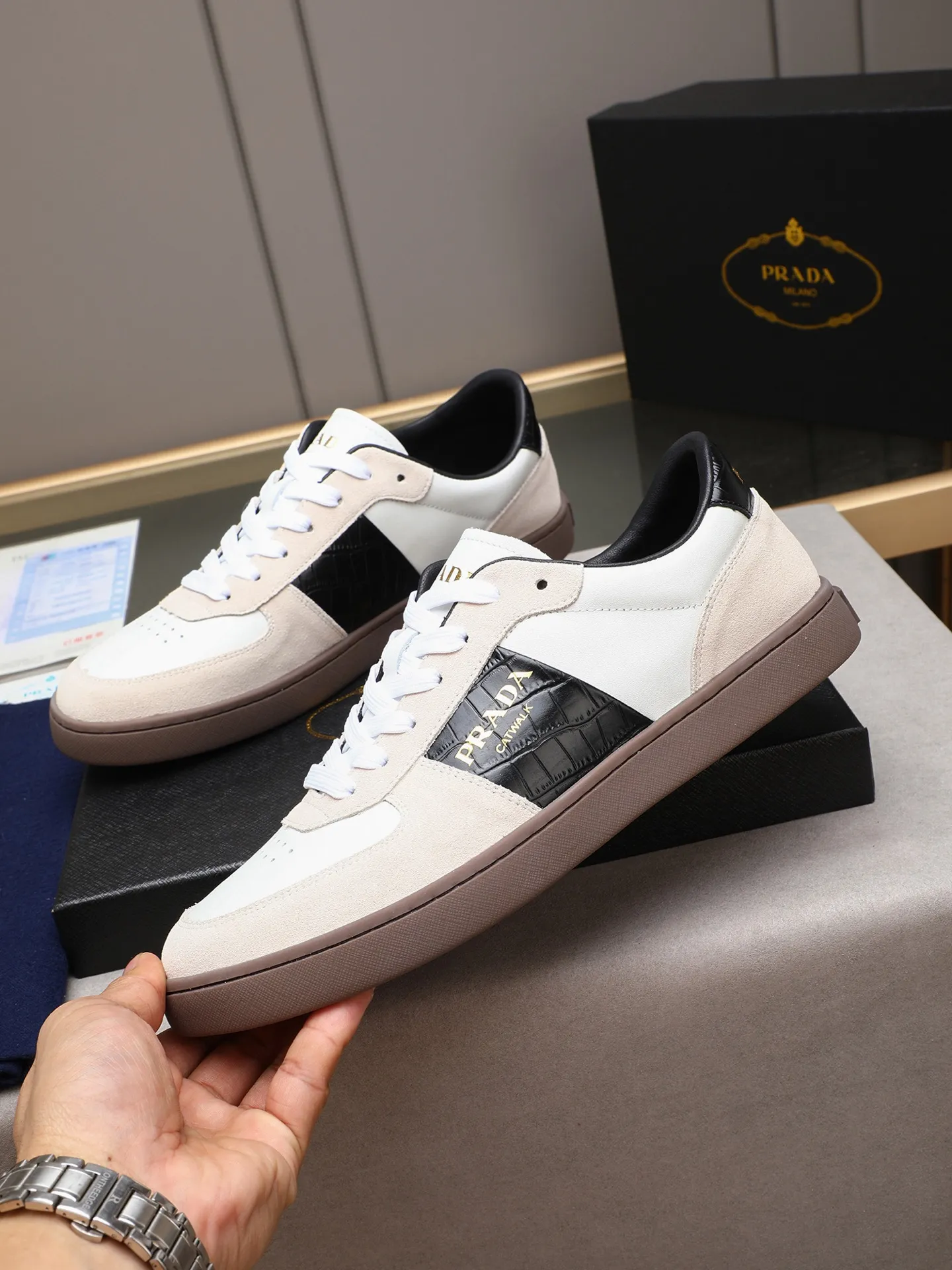 Men's shoes💰420💰 Brand: PRADA (Prada) Standard code: Men's code 38–44 (45 can be customized) Material: Original cowhide, breathable sheep lining Special outsole Style category: Men's fashionable casual sneakers Low-key luxury! Color: actual picture color